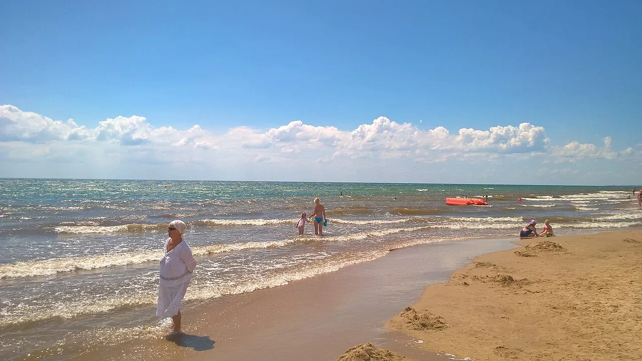 Песчаный пляж Витязева и мелководье в начале июня