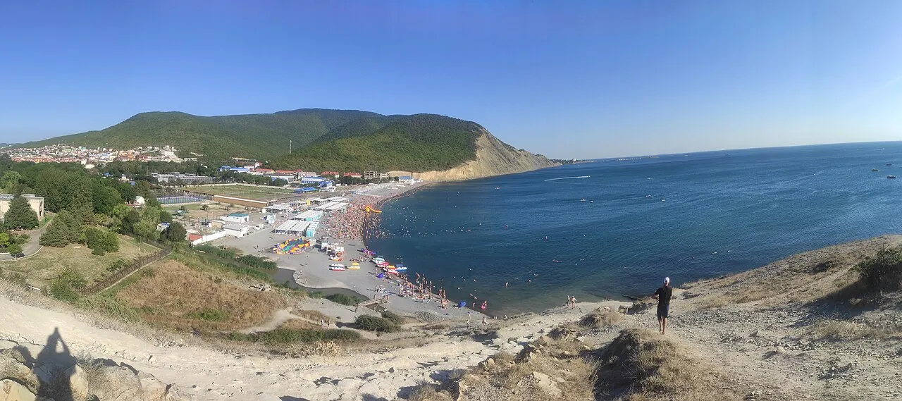Бухта Сукко с галечным пляжем среди гор