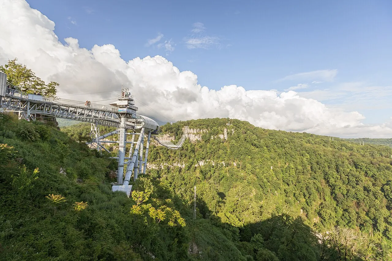 Подвесной мост Skypark над лесистым ущельем Мзымты
