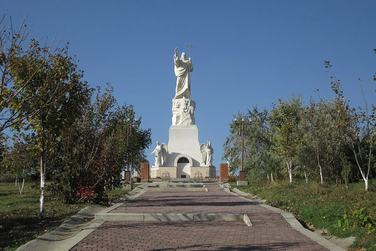 Аллея к статуе Христа с часовней в основании в храмовом комплексе Петра и Павла в Ессентуках