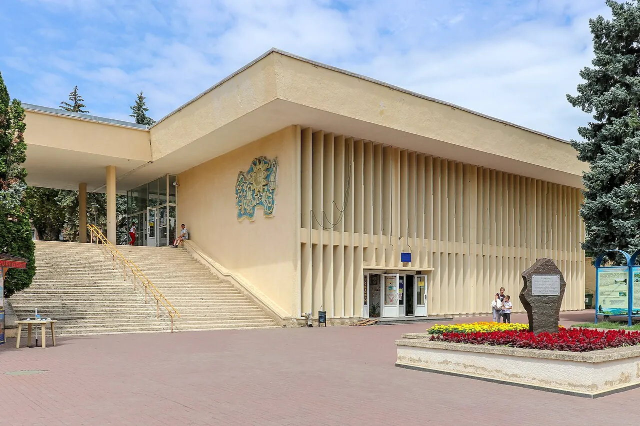 Здание Центральной питьевой галереи в Пятигорске с лестницей ко входу