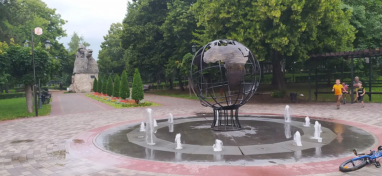 Фонтан и памятник первым комсомольцам в Комсомольском парке Пятигорска