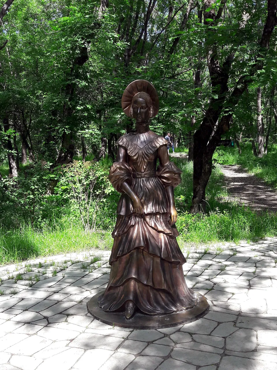Скульптура княжны Мэри на дорожке Емануелевского парка в Пятигорске