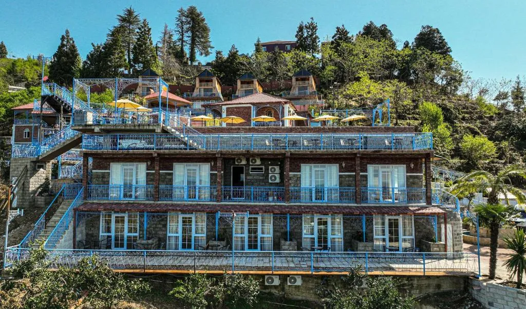 Отель «Roots Resort»