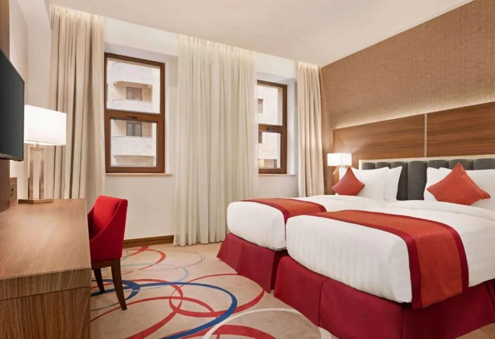 "Ramada Hotel & Suites Wyndham Yerevan"  гостиница