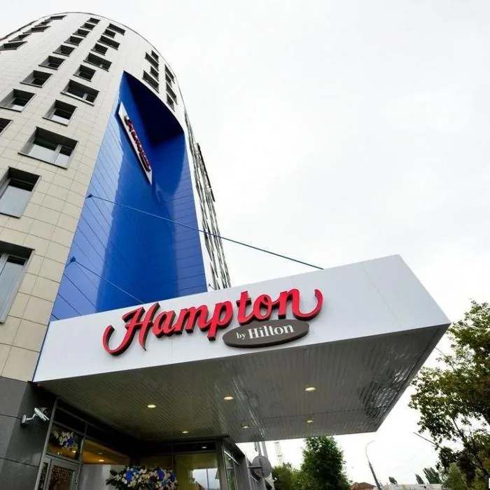 "Hampton by Hilton" Г-ца ***